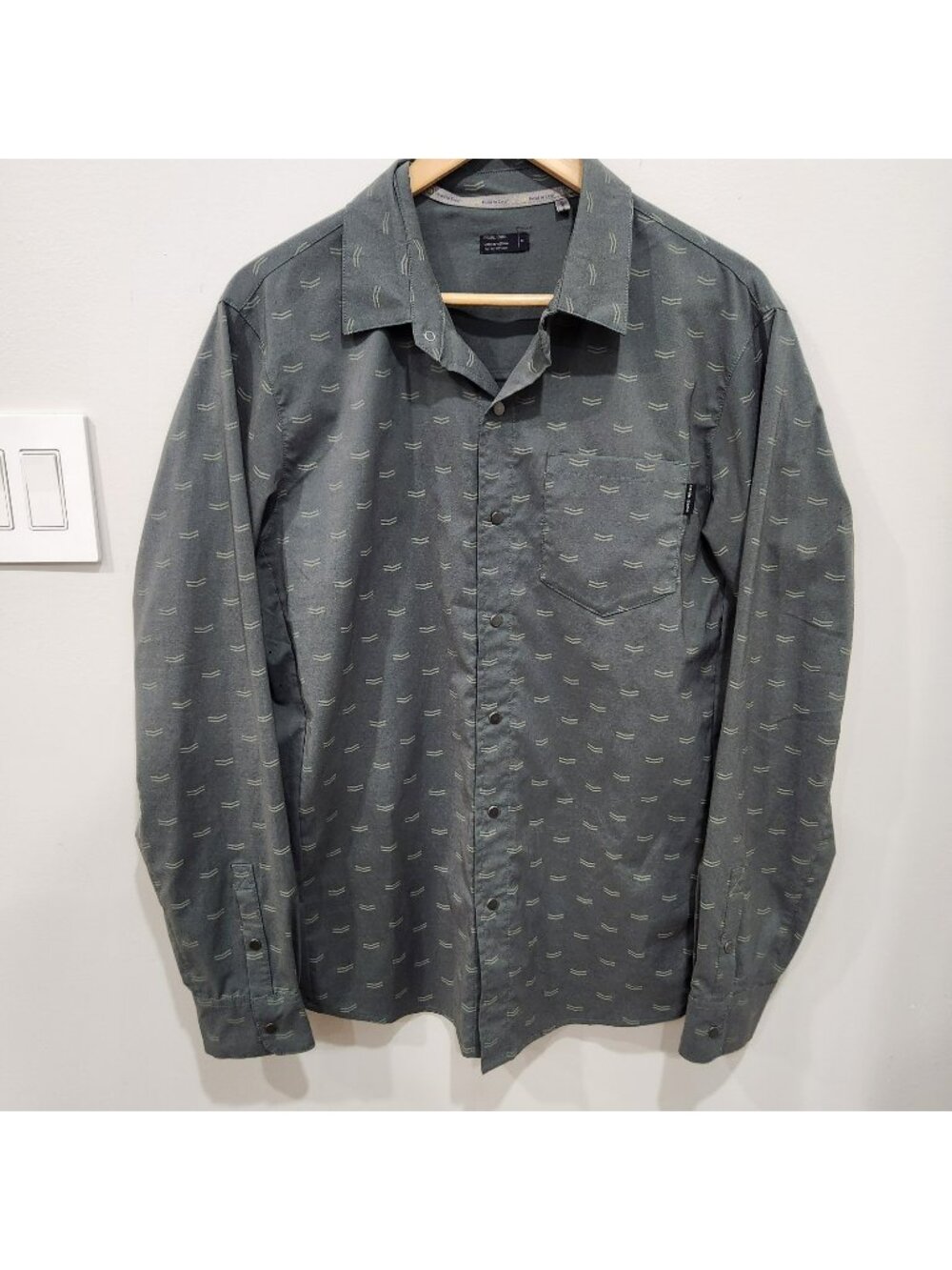 Pearl Izumi Rove Snap Button Shirt Mens M Gray Long Sleeve Stretch Cycling